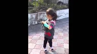 Смешная девочка и котята в Дагестане