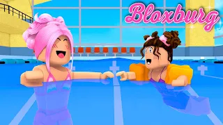 Le Enseño a Nadar a Mi Bebe en Bloxburg - Titi Juegos Roblox