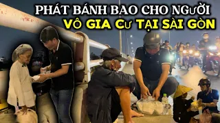 Phát Bánh Bao Cho Người Vô Gia Cư Tại Sài Gòn