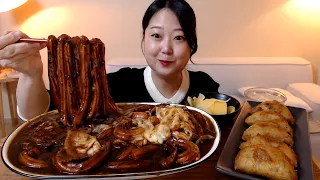 엽떡에서 나온 엽기 짜장 떡볶이 쫀득쫀득 분모자와 치즈만두 바삭한 고기만두 먹방 Spicy Jjajang Tteokbokki Dumplings Mukbang Eatingsound