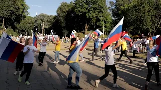 Молодежный флешмоб, посвященный Дню Государственного флага Российской Федерации прошёл в Смоленске