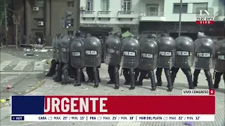 Incidentes en el Congreso: avanza la policía contra los manifestantes