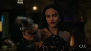 RIVERDALE 6x22: VERONICA KISSES CHERYL, WHEN SHE ABSORBS THE POWERS TO HER (SCENE)