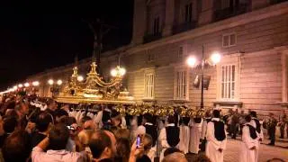 El Cristo de la Buena Muerte pasa revista a la escolta de La Legión en el Palacio Real