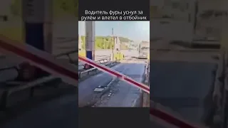 Водитель фуры уснул за рулём и влетел в отбойник