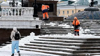 Снегопад, гололед и пробки на дорогах. Снежный циклон не отпускает Москву