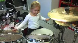 Johanne Astrid Poulsen 7 år spiller Drum Limousine Custom Shop