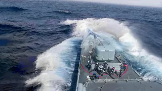 US Allied Warships Battle Giant Waves While Refueling in Middle of the Ocean