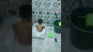 anak bayi di mandikan di dalam kloset WC.,.....