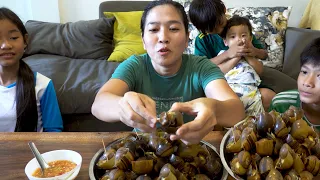 Boiled & Eating Snails With Spicy Fish Sauce  - Yummy Cambodian Food
