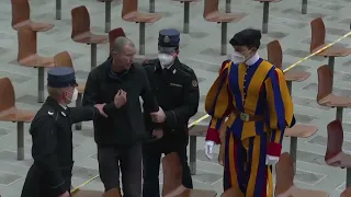 Homem interrompe audiência do Papa e grita Deus 'Deus te refeita Papa " e é retirado pela Polícia