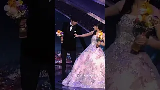 Hyo-Seop helping sejeong with her dress 😭 #businessproposal #kimsejeong #ahnhyoseop #sbsaward2022