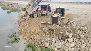 Incredible Huge Dozer Stronger Pushing Gravel in Hard Activities with Dump Truck Vs Loader Spreading