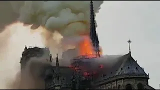 Parigi, incendio a Notre-Dame: fumo bianco si alza dal tetto della cattedrale