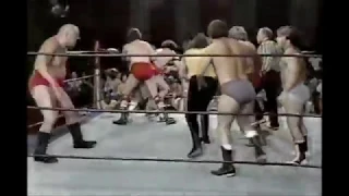 killer khan attacks Ted Dibiase.  Mid- South wrestling 1980