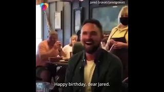 Waitress sing a happy birthday for customer.😍