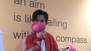 Dimash give me give me👋👋👋 I want to get the doll that Dimash kissed😘😘 迪玛希给我呀，我要迪玛希亲过的新浪公仔呀💪