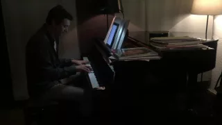 Elle est d'ailleurs au piano