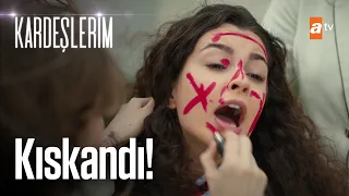 Harika, Asiye'ye zorbalık yapıyor! - Kardeşlerim 5. Bölüm