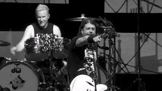 Josh Freese introduction & Michael Bublé rockin' to "Haven't Met You Yet" with the Foo Fighters