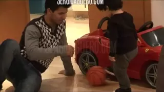 Kun Aguero, Benjamín y la pelota