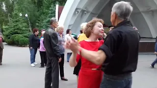 А возраста у женщин нет когда они любимы!!! Танцы в парке Горького!!! Харьков 2021