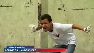 Garoto com deficiência intelectual ganha luvas de goleiro dos amigos e vídeo viraliza na internet