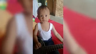 Toddler Playing Guitar | Bocil Main Gitar