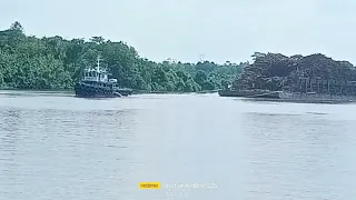 Kapal kapal besar yang melintasi sungai terdalam di Indonesia