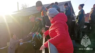 Отряды МЧС РФ продолжают спасательные работы в селе Краснохолм из-за паводка