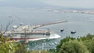 Castellammare, la nave "Trieste" scivola nel golfo: le immagini dal'alto