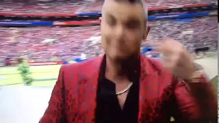 Robbie Williams to the Anti Russia Media during World Cup: "I did this for free" gives the Bird