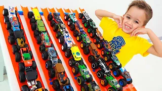 Vlad và Nikita chơi với xe tải đồ chơi quái vật Hot Wheels cho trẻ em