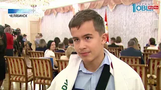 Алексей Текслер вручил паспорта школьникам