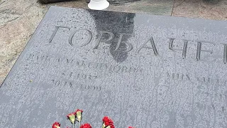 на могиле М.Горбачёва установили памятник ... как вам задумка ? _ Новодевичье кладбище _ июль 2023
