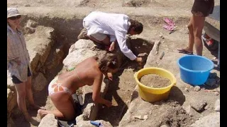 Убийства в археологической экспедиции.