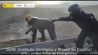 5/10/21 Grietas. Muestreo con pértiga para análisis y toma de Tª. Erupción La Palma IGME-CSIC