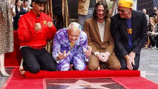 Red Hot Chili Peppers удостоены звезды на голливудской "Аллее славы"