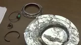 Cleaning silver jewelry with hot water, baking soda & aluminum foil