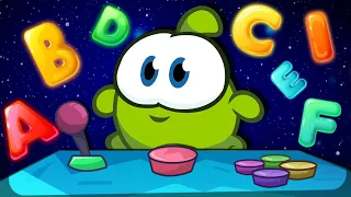 Aprende con Om Nom | Om Nom aprende el ABC jugando maquinitas