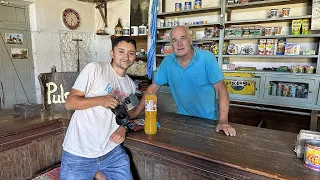 Este HOMBRE VIVE SOLO en un PUEBLO FANTASMA