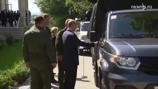 Генерал оторвал ручку УАЗа при демонстрации Владимиру Путину