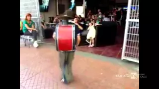 Niño con Mucho Talento toca tambor en la calle