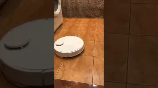 Как убирает маленькую комнату робот-пылесос Xiaomi Mijia Robot Vacuum STYJ02YM