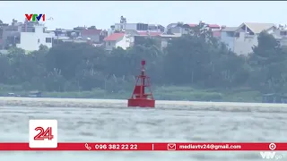 Phát hiện quả bom gần cầu Long Biên, cấm tàu thuyền qua lại | VTV24