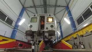 Проход поезда "Стриж" через переводное устройство по смене ширины колёс.