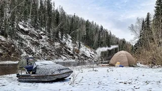 ПЕРВЫЙ ЛЁД ЖДЁМ В ТАЙГЕ! ЗАБРАЛИСЬ В РЕАЛЬНУЮ ЗИМУ НА АЭРОЛОДКЕ. Рыбалка на хариуса в Сибирском лесу