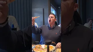 Man surprises restaurant by bursting into classic opera singing 🤩❤️