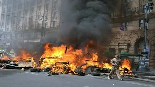 В Киеве власть пытается зачистить Майдан - горят шины, палатки