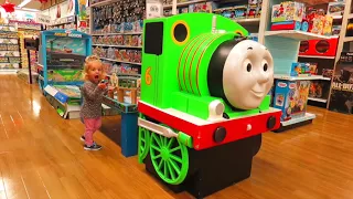 Little Girl ELIS Doing Shopping Toy Store - Toy Shopping HAUL with Brother and Mommy Part1